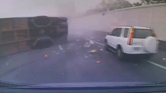  فيديو مروع.. تحطم حافلة ركاب بعد فقدان السائق المتهور السيطرة صورة رقم 6