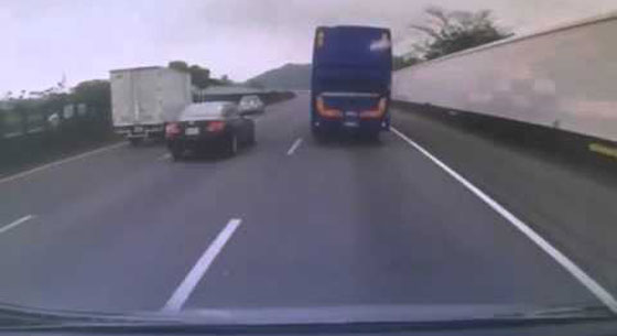  فيديو مروع.. تحطم حافلة ركاب بعد فقدان السائق المتهور السيطرة صورة رقم 1