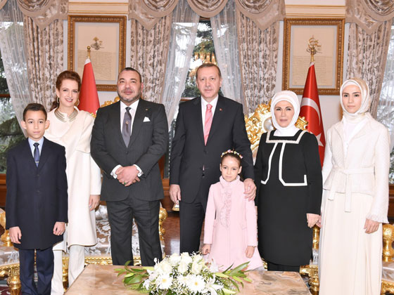 صورة لعائلة اردوغان وهو في عز الشباب تشعل مواقع التواصل صورة رقم 3
