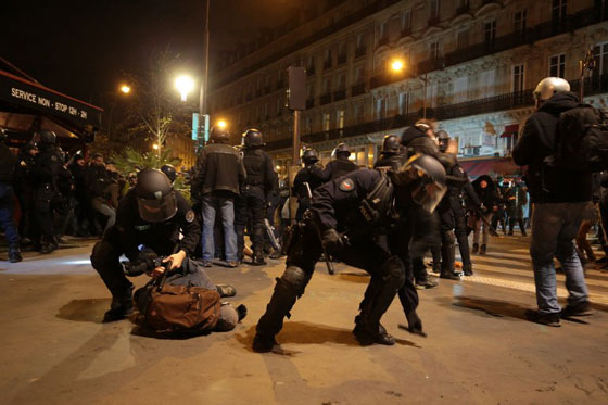 مظاهرات عنيفة وسط باريس والشرطة تحتجز عشرات المشاغبين صورة رقم 8