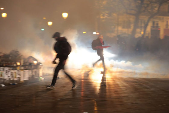 مظاهرات عنيفة وسط باريس والشرطة تحتجز عشرات المشاغبين صورة رقم 13