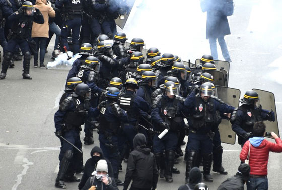 مظاهرات عنيفة وسط باريس والشرطة تحتجز عشرات المشاغبين صورة رقم 15