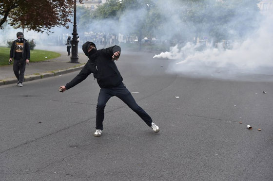 مظاهرات عنيفة وسط باريس والشرطة تحتجز عشرات المشاغبين صورة رقم 17