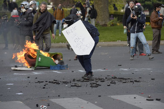 مظاهرات عنيفة وسط باريس والشرطة تحتجز عشرات المشاغبين صورة رقم 19
