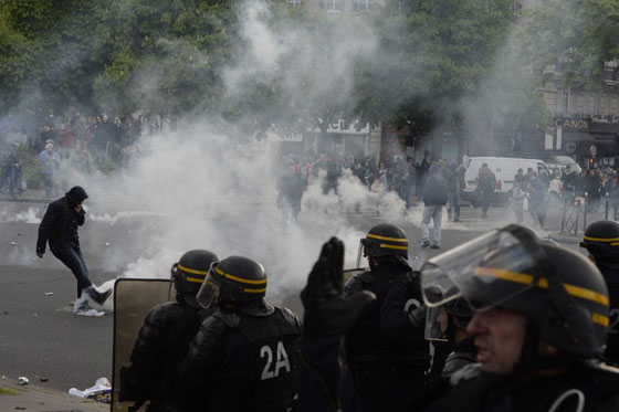 مظاهرات عنيفة وسط باريس والشرطة تحتجز عشرات المشاغبين صورة رقم 20