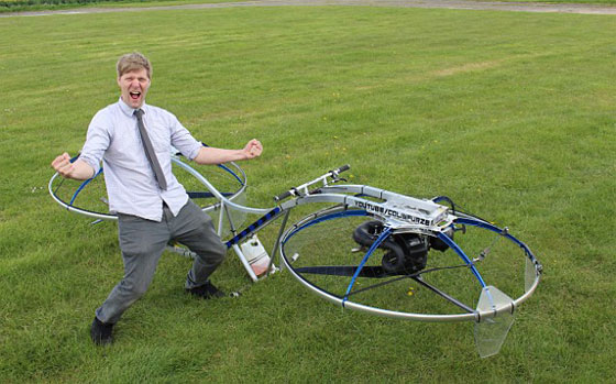 فيديو غريب: (المخترع المجنون) بريطاني يخترع دراجة طائرة! صورة رقم 6