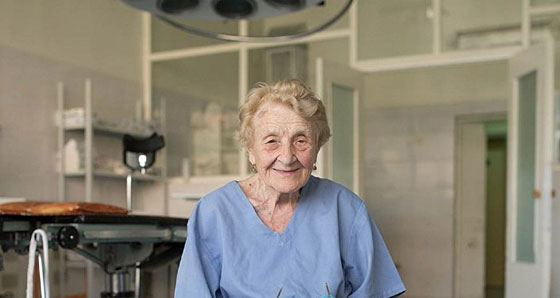 الجدة الجرّاحة.. طبيبة روسية مسنة تجري 100 عملية في السنة صورة رقم 4