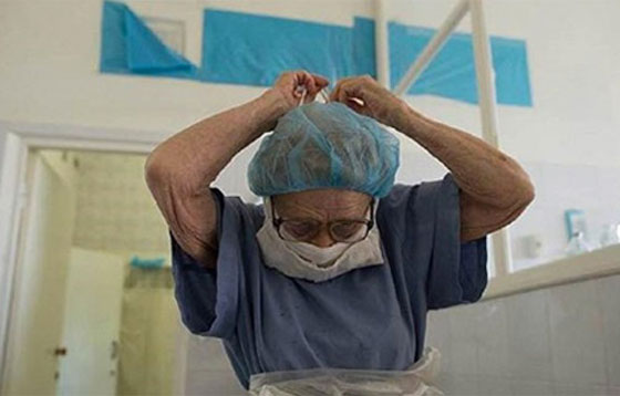 الجدة الجرّاحة.. طبيبة روسية مسنة تجري 100 عملية في السنة صورة رقم 3