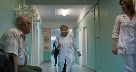 الجدة الجرّاحة.. طبيبة روسية مسنة تجري 100 عملية في السنة صورة رقم 1