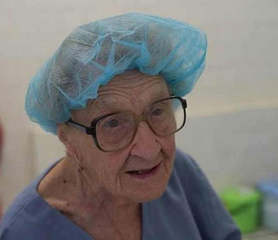 الجدة الجرّاحة.. طبيبة روسية مسنة تجري 100 عملية في السنة صورة رقم 7