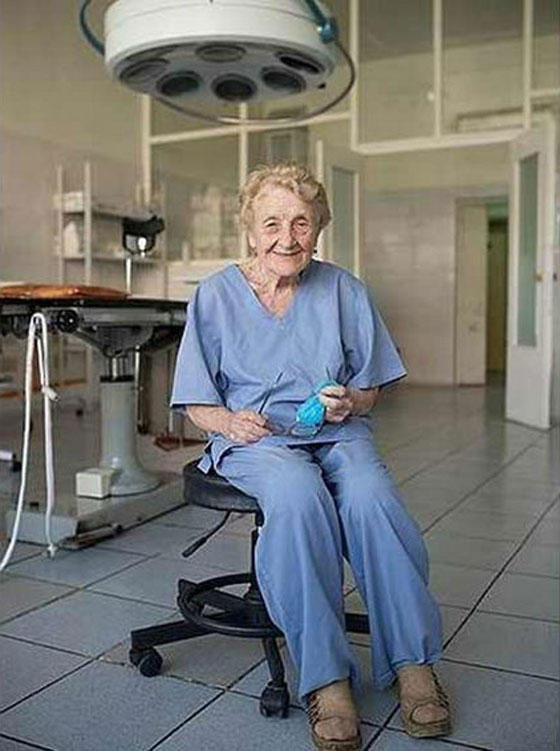 الجدة الجرّاحة.. طبيبة روسية مسنة تجري 100 عملية في السنة صورة رقم 8