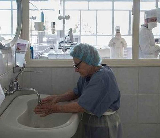 الجدة الجرّاحة.. طبيبة روسية مسنة تجري 100 عملية في السنة صورة رقم 9