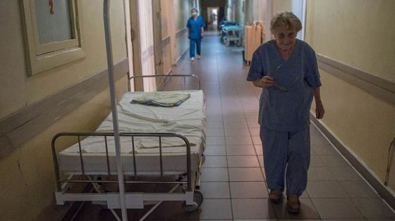 الجدة الجرّاحة.. طبيبة روسية مسنة تجري 100 عملية في السنة صورة رقم 10