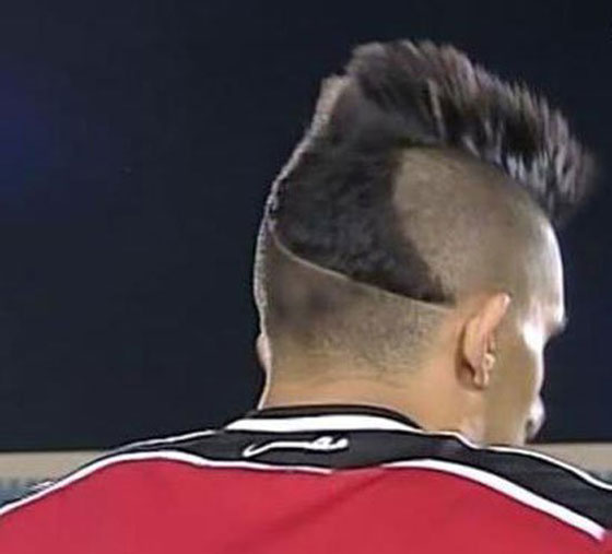 نجوم كرة القدم في مصر يتباهون بقصات شعرهم الغريبة.. صورة رقم 4