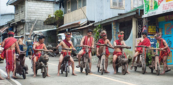  فيديو طريف.. سباق على سكوترات خشبية لسكان الفلبين الأصليين صورة رقم 5
