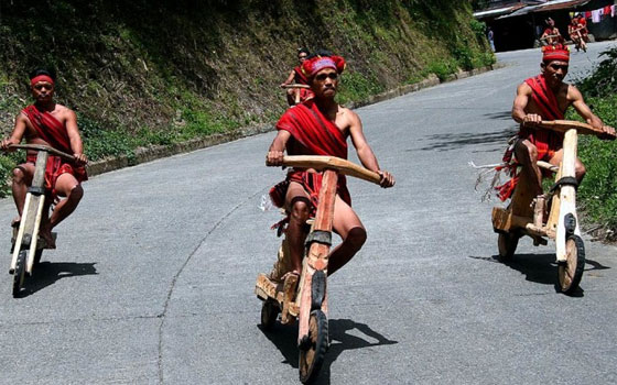  فيديو طريف.. سباق على سكوترات خشبية لسكان الفلبين الأصليين صورة رقم 6