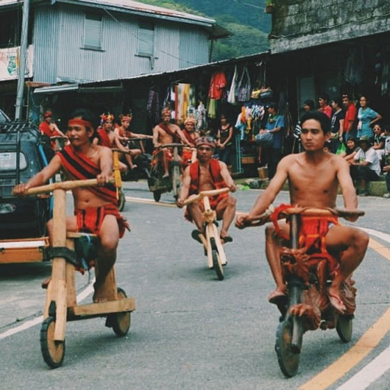  فيديو طريف.. سباق على سكوترات خشبية لسكان الفلبين الأصليين صورة رقم 2