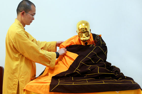 اتباع راهب بوذي يخلدونه بالتحنيط والذهب صورة رقم 4