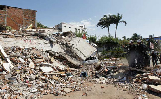 فنزويلا: نتشال مسن من تحت الانقاض بعد 13 يوما من الزلزال!! صورة رقم 4