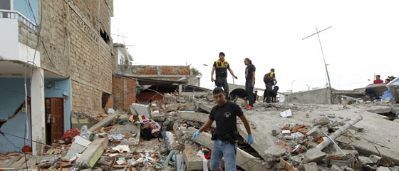 فنزويلا: نتشال مسن من تحت الانقاض بعد 13 يوما من الزلزال!! صورة رقم 5