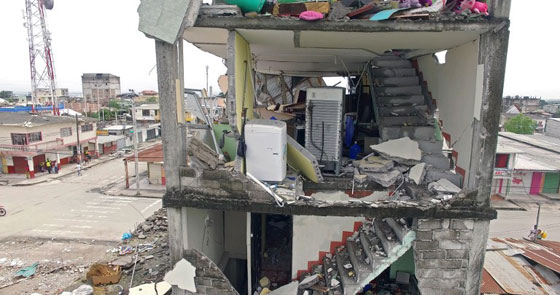 فنزويلا: نتشال مسن من تحت الانقاض بعد 13 يوما من الزلزال!! صورة رقم 12