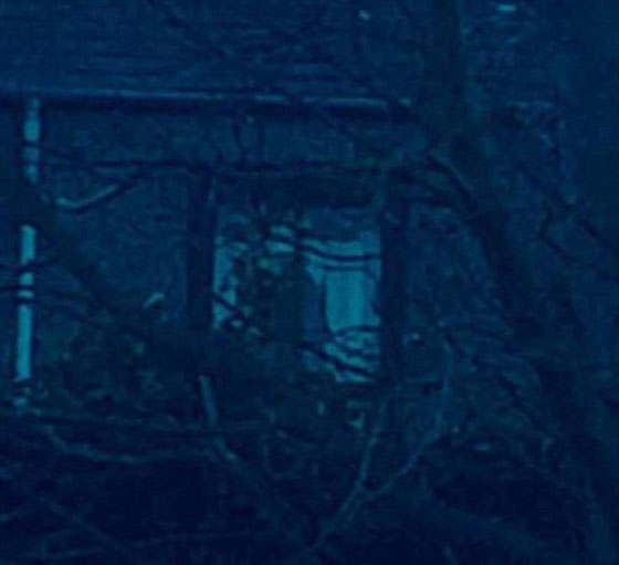  صور شبح يطل من نافذة بيت مسكون  له تاريخ مخيف في بريطانيا صورة رقم 2