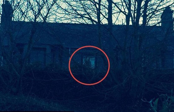  صور شبح يطل من نافذة بيت مسكون  له تاريخ مخيف في بريطانيا صورة رقم 1