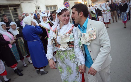 اغرب صور طقوس زواج مسلمي بلغاريا: وضع غرفة النوم امام البيت!   صورة رقم 13