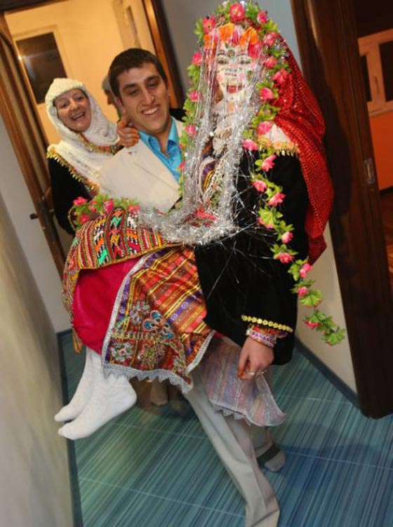 اغرب صور طقوس زواج مسلمي بلغاريا: وضع غرفة النوم امام البيت!   صورة رقم 9