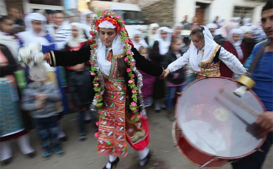 اغرب صور طقوس زواج مسلمي بلغاريا: وضع غرفة النوم امام البيت!   صورة رقم 8