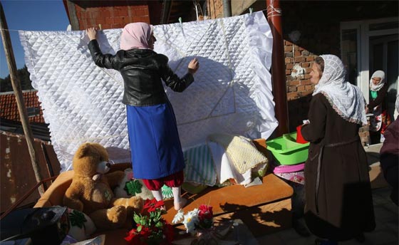 اغرب صور طقوس زواج مسلمي بلغاريا: وضع غرفة النوم امام البيت!   صورة رقم 16
