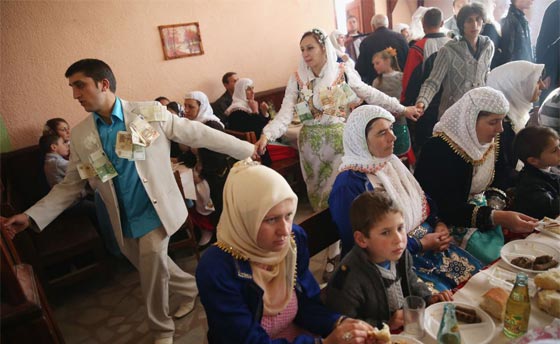 اغرب صور طقوس زواج مسلمي بلغاريا: وضع غرفة النوم امام البيت!   صورة رقم 15