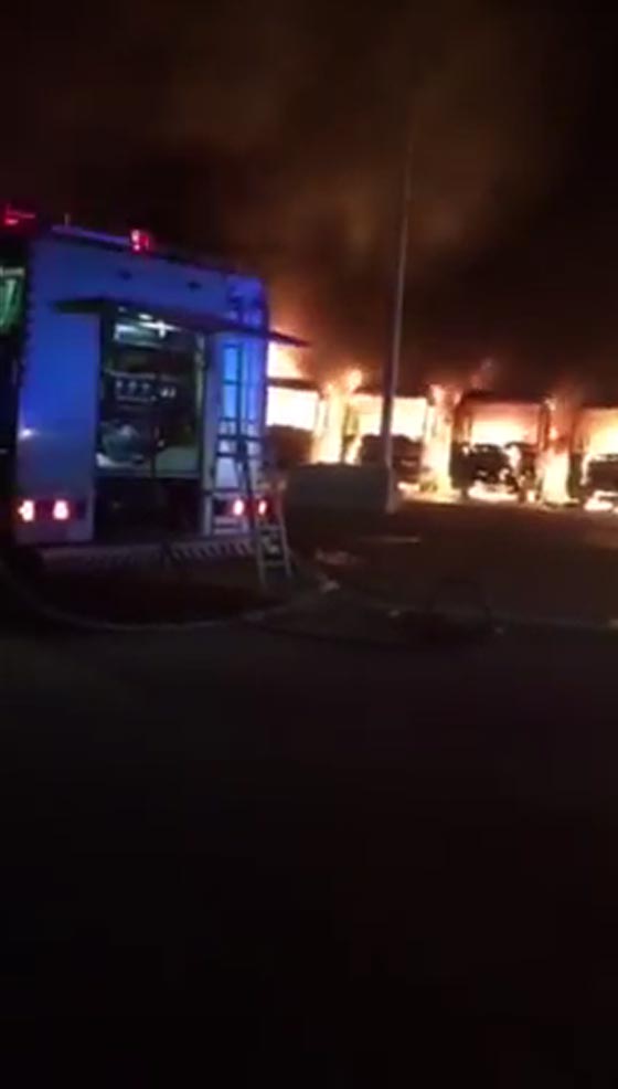 عمال بشركة بن لادن يضرمون النار في حافلات بعد فصلهم من العمل صورة رقم 1