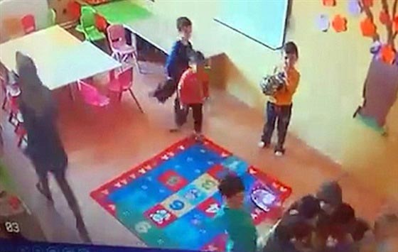 فيديو صادم.. معلمة تركية حرّضت طلاب الحضانة على ضرب اصغرهم صورة رقم 1