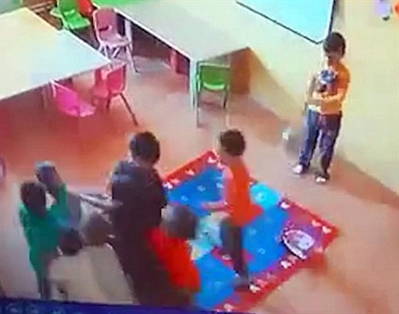 فيديو صادم.. معلمة تركية حرّضت طلاب الحضانة على ضرب اصغرهم صورة رقم 2
