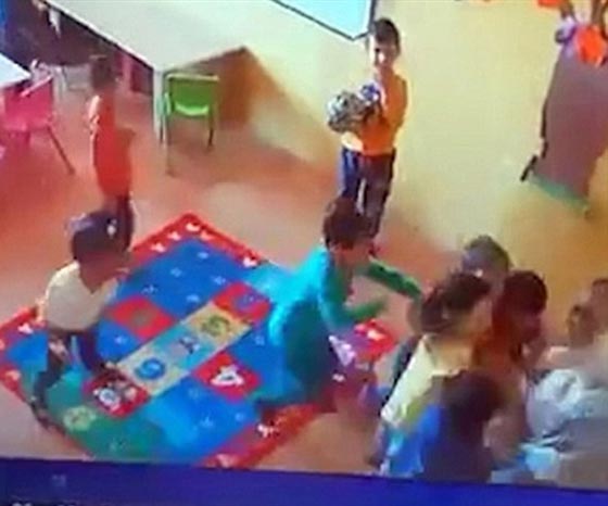 فيديو صادم.. معلمة تركية حرّضت طلاب الحضانة على ضرب اصغرهم صورة رقم 3