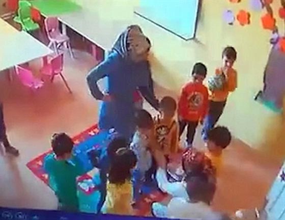 فيديو صادم.. معلمة تركية حرّضت طلاب الحضانة على ضرب اصغرهم صورة رقم 4