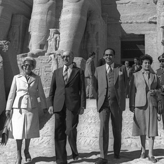 صور رابين متنكرا وسفاح دير ياسين مع زوجته في الأقصر بمصر صورة رقم 3