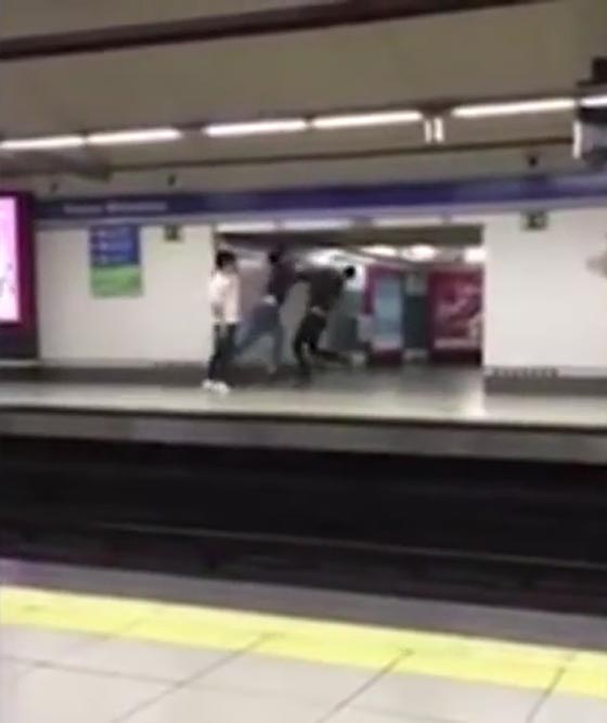 فيديو مثير.. نجاة شاب باعجوبة بعدما سقط على سكة القطار اثناء شجار صورة رقم 2