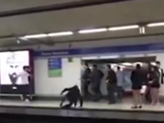 فيديو مثير.. نجاة شاب باعجوبة بعدما سقط على سكة القطار اثناء شجار صورة رقم 3