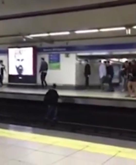 فيديو مثير.. نجاة شاب باعجوبة بعدما سقط على سكة القطار اثناء شجار صورة رقم 4