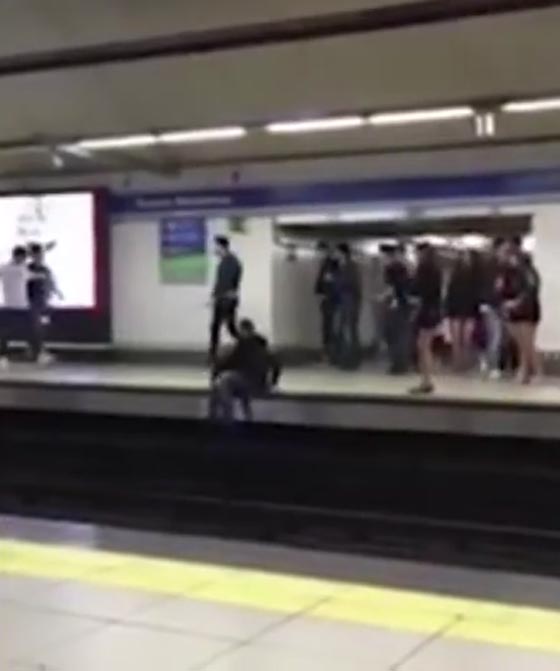 فيديو مثير.. نجاة شاب باعجوبة بعدما سقط على سكة القطار اثناء شجار صورة رقم 5