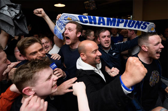 تشيلسي يهدي ليستر بطولة الدوري الانجليزي واحتفالات جنونية صورة رقم 1