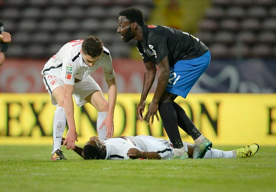 فيديو مؤلم.. وفاة الكاميروني ايكينغ لاعب دينامو بوخارست في الملعب صورة رقم 1