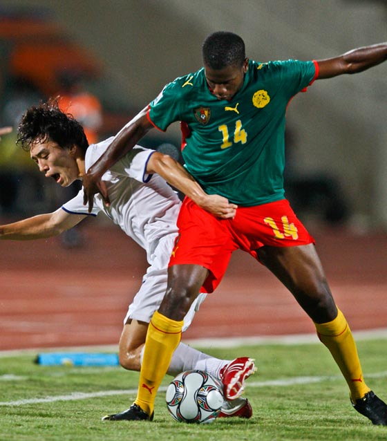 فيديو مؤلم.. وفاة الكاميروني ايكينغ لاعب دينامو بوخارست في الملعب صورة رقم 11