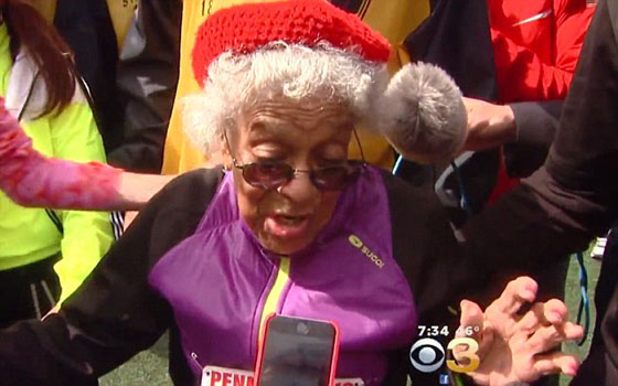 فيديو مذهل: عجوز عمرها 100 عام تحطم رقماً قياسياً في سباق الجري صورة رقم 9