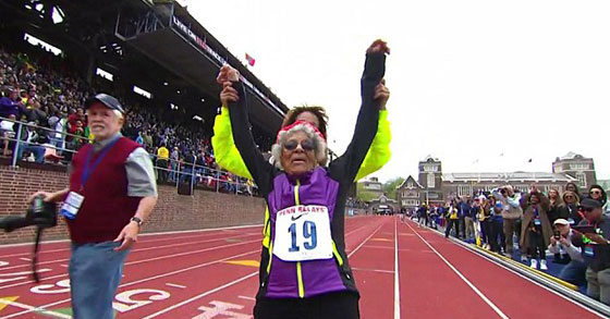 فيديو مذهل: عجوز عمرها 100 عام تحطم رقماً قياسياً في سباق الجري صورة رقم 6
