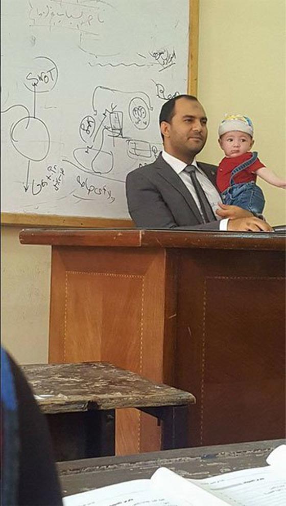  صور رائعة: أستاذ جامعي يحمل طفل طالبته الباكي ويتابع المحاضرة  صورة رقم 3
