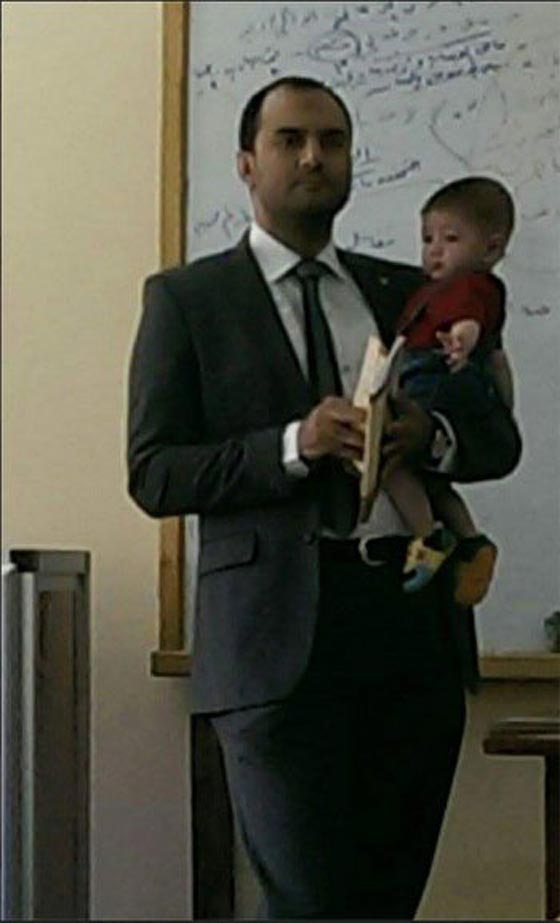  صور رائعة: أستاذ جامعي يحمل طفل طالبته الباكي ويتابع المحاضرة  صورة رقم 1