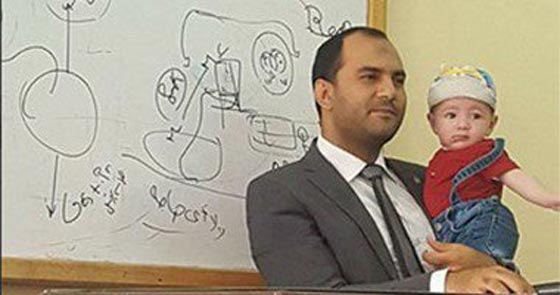  صور رائعة: أستاذ جامعي يحمل طفل طالبته الباكي ويتابع المحاضرة  صورة رقم 4